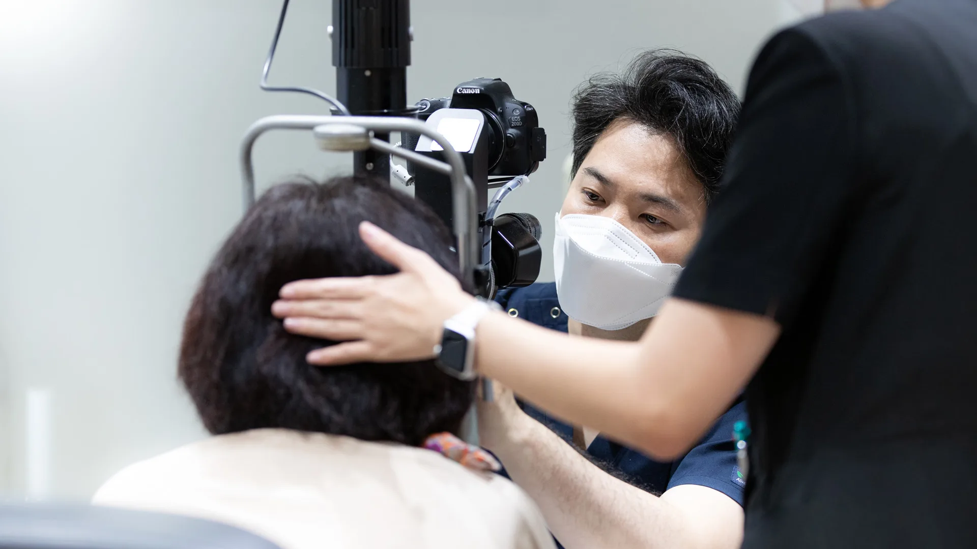 의료진이 환자의 검사 자세를 잡아주는 모습